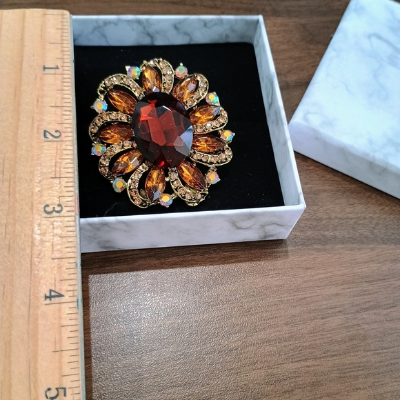 Elegant Gold and Brown Gemstone Brooch - Picture 4 of 4